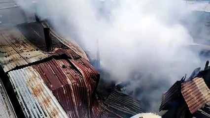 5 niños y una mujer quedaron atrapados en una vivienda en llamas