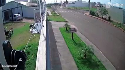 Motociclista sofre ferimentos graves em acidente com ônibus