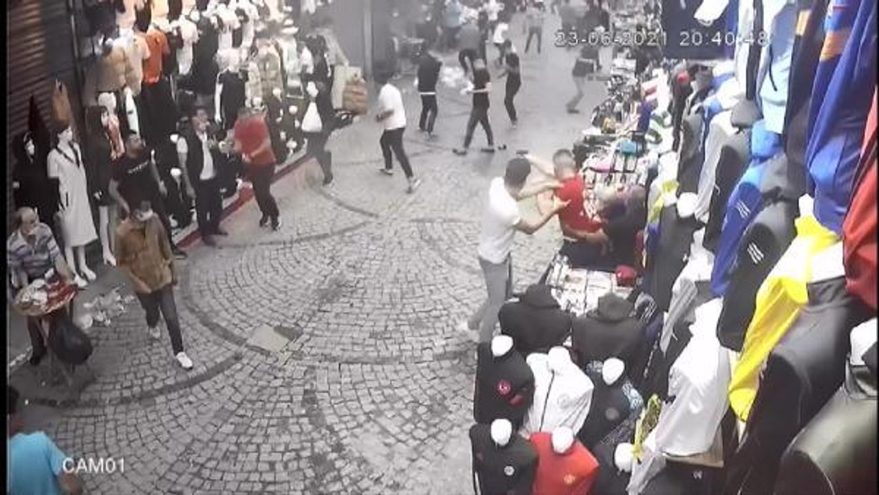 Son dakika haber... Fatih'te çarşıda esnafa meydan okudu; kavga çıkınca silahla ateş etti