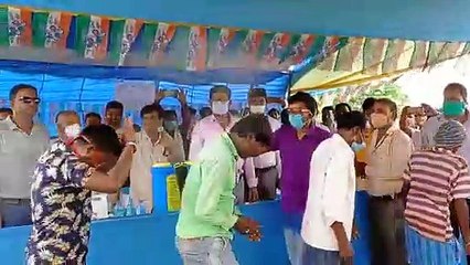 'பாஜக வைரஸ்' சானிடைசரால் கழுவி 140 பேரை மீண்டும் கட்சியில் சேர்த்த திரிணாமுல் காங்.- வைரல் வீடியோ