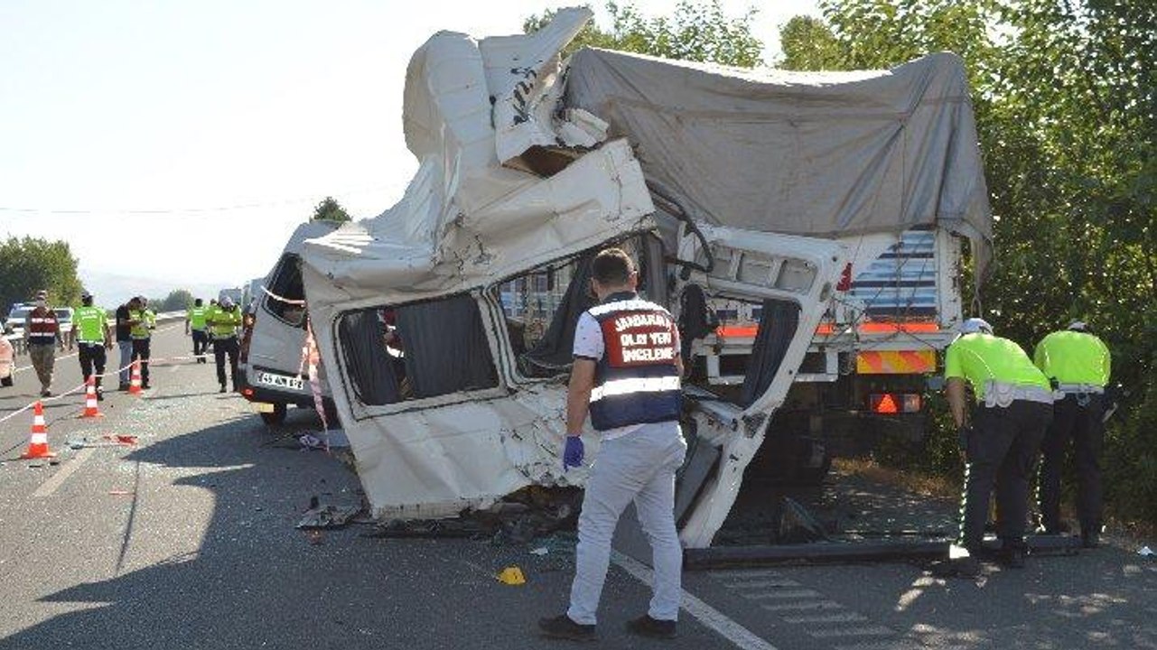 Elazığ’da düğün yolunda feci kaza: 3 ölü, 10 yaralı