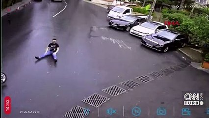 Islak yolda kaza yaptı, oturur şekilde kaydı