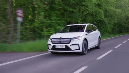 ŠKODA ENYAQ SPORTLINE iV in Moon White Driving Video