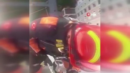 13'üncü katta mahsur kalan papağanı nefes kesen kurtarma operasyonu kamerada