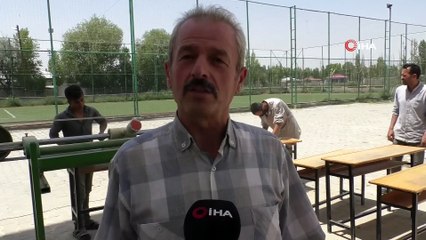 Iğdırlı öğretmenler yaptıkları zımpara makinesiyle eskiyen okul sıralarına yeniden hayat veriyor