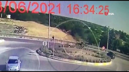 Motosiklet traktöre çarptı: 1 ölü, 2 yaralı