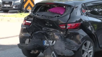 Kırmızı ışıkta bekleyen araca arkadan çarptı, araçlar kullanılmaz hale geldi