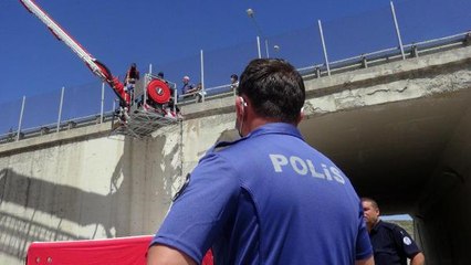 İneklerinin otlatılmasına izin verilmeyince köprüye çıktı