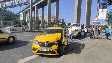 Son dakika haberleri! KAĞITHANE'DE ZİNCİRLEME KAZADA OTOBÜSLE TAKSİ DİREĞE ÇARPARAK DURABİLDİ