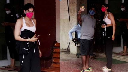 Janhvi Kapoor की बहन Khushi Kapoor ने जिम के बाहर फैन के साथ खिंचवाई सेल्फी; Watch video | FilmiBeat