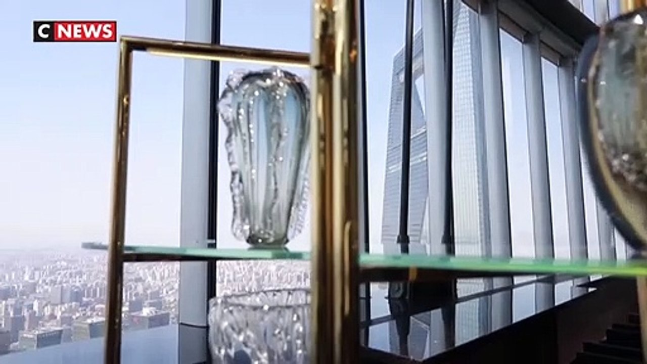 Découvrez l'hôtel le plus haut du monde qui a ouvert ses portes, au sommet de la Tour de Shanghai, qui culmine à 632 mètres dans la capitale économique chinoise