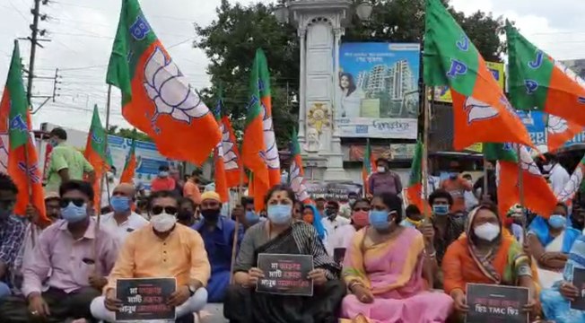 চুঁচুড়ার ঘড়ির মোড়ে অবস্থান বিক্ষোভে সাংসদ লকেট চট্টোপাধ্যায় | Oneindia Bengali