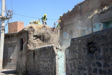 DİYARBAKIR'IN TARİHİ İLÇESİNDE 44 METRUK YAPI YIKILIYOR