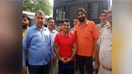 Delhi Police's photo session with murder accused goes viral
