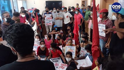 ভ্যাকসিনকাণ্ডে পুরসভায় বাম ছাত্র যুবর বিক্ষোভ, গ্রেপ্তার যুবনেত্রী মীনাক্ষী | One