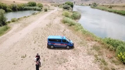 Son dakika haberi! KIRIKKALE  - Jandarma anız yangınlarına karşı çiftçilere drone ile broşür dağıttı