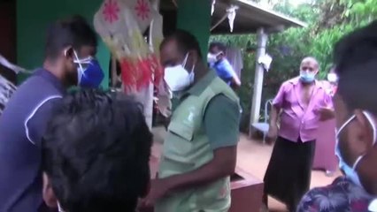 Una niña se encuentra con un cocodrilo de casi 3 metros al abrir la puerta de su casa en Sri Lanka