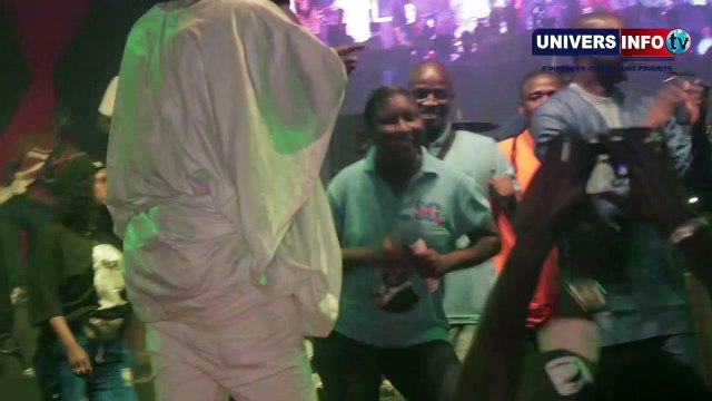 Eumeu Séne et les filles de Tous Tassar mettent le feu au oncert de Tarba Mbaye
