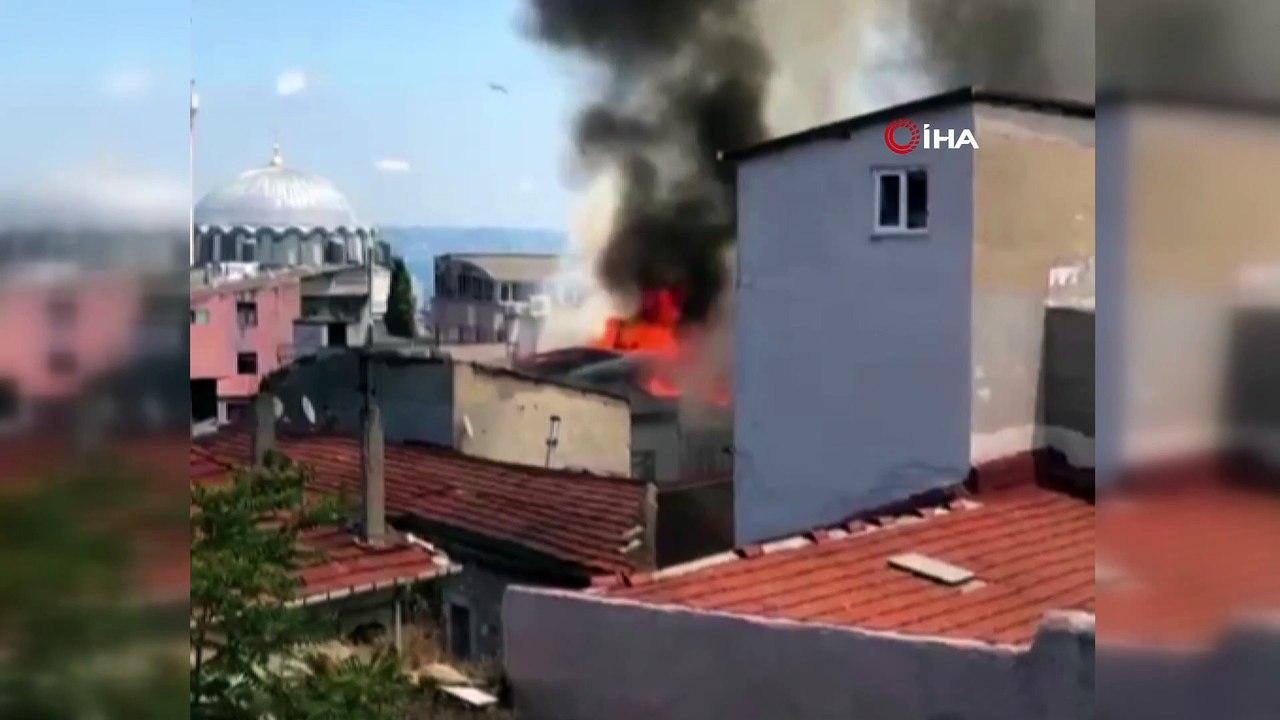 Eminönü’nde havai fişek satışı yapılan dükkanda...