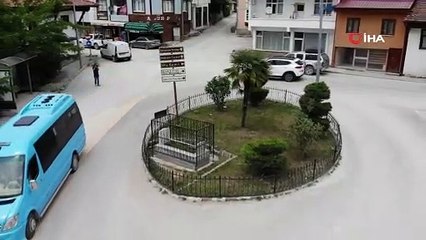 Kavşak ortasında kaldı, görenler şaşkınlık yaşıyor