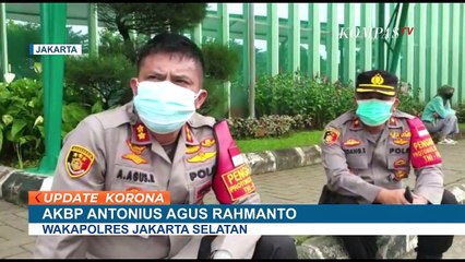 Tak Dapat Ambulans, Wakapolres Jaksel Evakuasi Warga Positif Covid-19