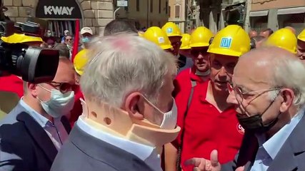 Tải video: Lavoratori dell'acciaio in piazza, faccia a faccia Bucci-Grondona