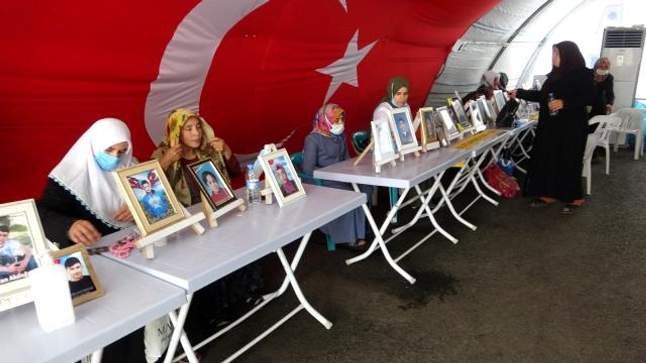 Son dakika haberi! HDP önündeki evlat nöbetindeki anne: "Oğlumun elinden mikrofonu aldılar, silah verdiler"