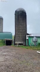 شاهد: في مشهد درامي حزين برج ينهار على الأرض