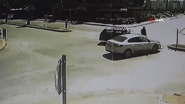 Son dakika haberi... Sürücünün kararsızlığı kazaya sebep oldu...Kaza anı kamerada