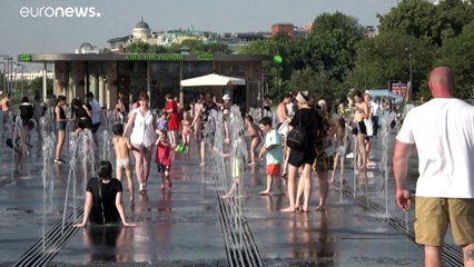 شاهد: العاصمة الروسية موسكو تحت وطأة الحرّ والسكان يلجأون إلى النوافير العمومية