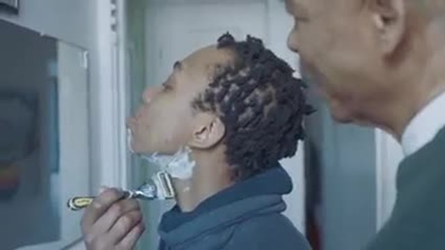 Dans cette pub Gillette, un père apprend à son fils transgenre comment se raser