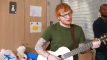 Ed Sheeran fait une surprise à des enfants malades en France