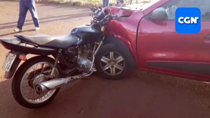 Motocicleta fica presa em carro após forte colisão na Rua Erval, no Bairro Canadá