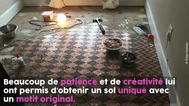 Celle femme colle des pièces de centimes sur son sol. C'est génial !