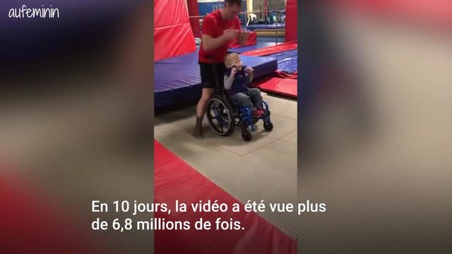 En fauteuil roulant, ce petit garçon fait du trampoline