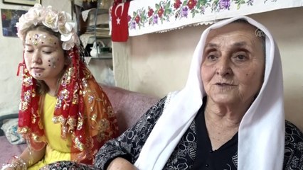 İZMİR - 'Yüz yazma' geleneğinin Karaburun'daki son temsilcisi eski düğünleri özlüyor