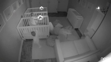 Des jumeaux s’amusent toute la nuit