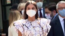 La Reina Letizia da la bienvenida al verano con un look cómodo y juvenil