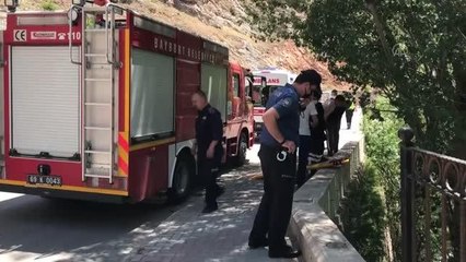 Nehir kenarına düşen otomobil, duvar ile ağaç arasına sıkıştı: 2 yaralı