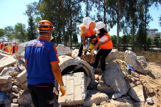 AFAD gönüllüleri aldıkları eğitimlerle uzmanlaşıyorlar