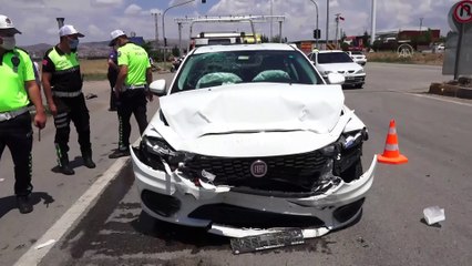 KIRIKKALE - İki otomobil çarpıştı: 3'ü çocuk 6 yaralı