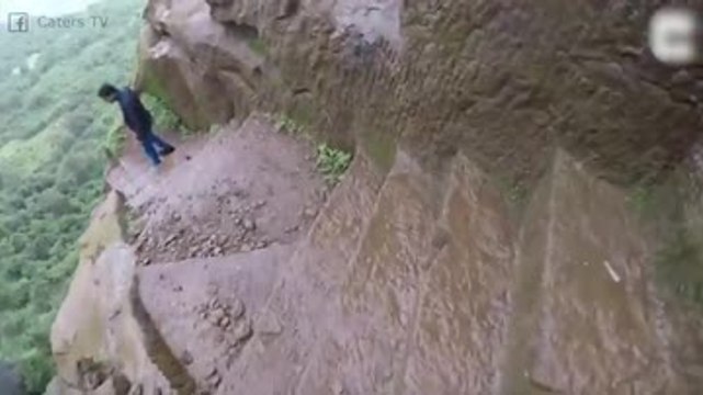 Si vous avez le vertige, ne prenez JAMAIS cet l'escalier !