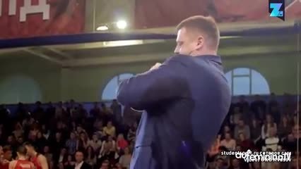 Il plie une poêle à la seule force de ses mains !