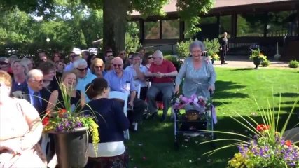 Elle choisit sa grand-mère comme demoiselle d'honneur