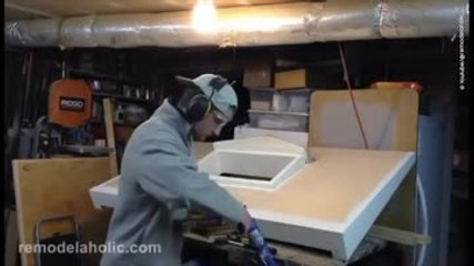 Il commence par superposer deux lits. Le résultat est génial !