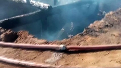 KARS - Köyde çıkan yangında 4 ev ve 1 traktör yandı