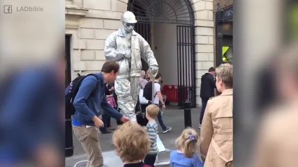 Video herunterladen: Incroyable performance de cet homme statue en pleine rue