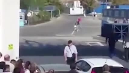 Il veut être le premier à débarquer sa voiture du ferry. Mauvaise idée