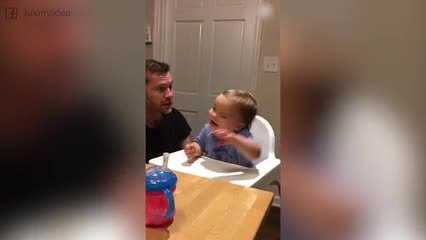 Ce bébé est fan du talent de son père !