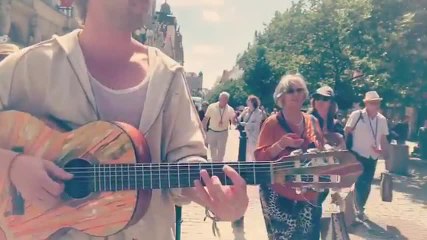 Un acteur d'Harry Potter chante incognito à Prague